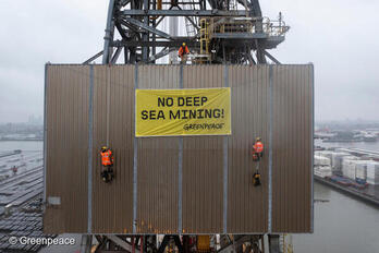 Activistas de Greenpeace despliegan la pancarta en el barco. (Greenpeace)