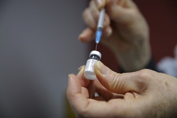 La OMS ha dado su visto bueno a combinar vacunas frente al covid-19 para aumentar la cobertura. (Carlos JUNIOR/AFP)