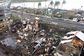 Imagen de los efectos del paso del tifón Rai por la provincia filipina de Surgido. (Erwin MASCARINAS/AFP)