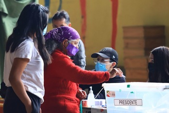 Una mujer mapuche emite su voto en un colegio electoral de Temuco, en el centro-sur de Chile. (Mario QUILODRAN/AFP)