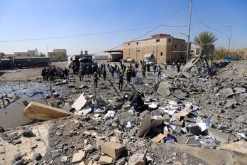 Imagen tomada este 21 de diciembre en la capital yemení, Saná, cuyo aeropuerto internacional fue bombardeado por la coalición militar encabezada por Arabia Saudí. (Mohammed HUWAIS/AFP)