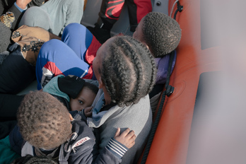 En el barco se encuentran catorce niños y niñas menores de un año.