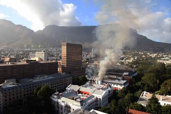 El humo sale del techo del Parlamento Nacional de Ciudad del Cabo en Sudáfrica. 
