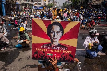 Fotografía de la dirigente birmana durante las protestas contra el golpe militar de febrero..