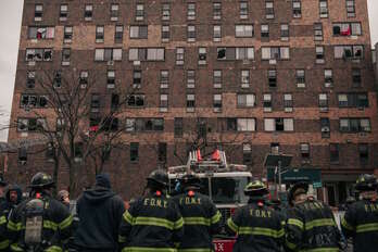 Al menos 17 personas han muerto en un incendio en un edificio de El Bronx. 