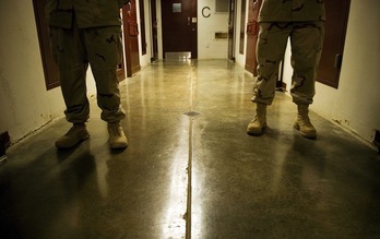 Bi soldadu Guantanamoko espetxean.