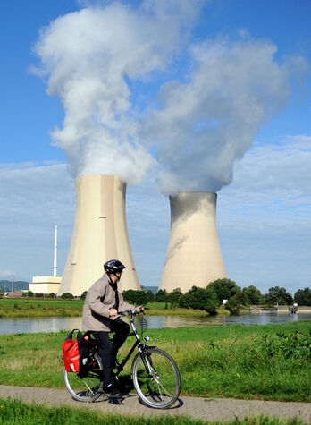 Un ciclista pasa frente a una planta de energía nuclear a orillas del río Weser en Grohnde, al norte de Alemania.