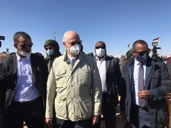 Staffan de Mistura –en el centro con chaqueta clara– llegó el sábado a los campamentos de refugiados ubicados en la provincia argelina de Tinduf.