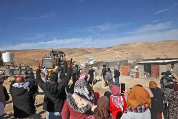 Palestinos protestan contra la demolición de sus casas prefabricadas en Yatta. 