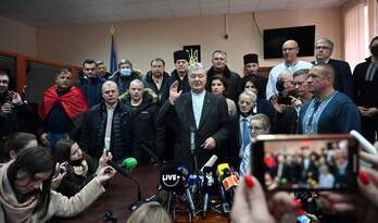 Petro Poroshenko (centro), rodeado de simpatizantes, habla con la prensa después de que este miércoles el tribunal de distrito de Kiev rechazara una solicitud de arresto contra él.