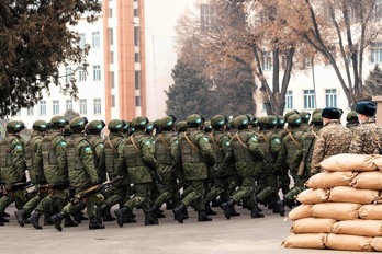 Soldados de la alianza militar post-soviética se retiran de Almaty, capital ecoonómica de Kazajistán.