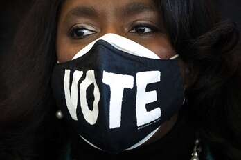 Una mujer con una mascarilla en defensa de la reforma electoral.