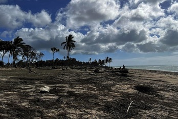 Playa de Tonga en la que se aprecia la huella del tsunami desencadenado por la explosion de un volcán submarino.