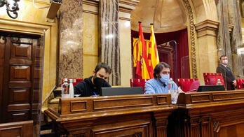 El diputado de la CUP y secretario tercero de la Mesa, Pau Juvillà, y el diputado del PSC y secretario primero de la Mesa, Ferran Pedret, durante el pleno de la Cámara catalana de este martes.