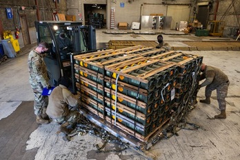 Miembros de la Fuerza Aérea de EEUU preparan armamento destinado a Ucrania en la base de Dover, en el estado de Delaware.