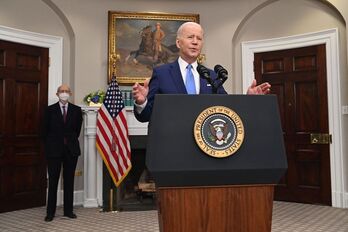 Joe Biden, con el juez de la Corte Suprema de EEUU Stephen Breyer detrás, en la Casa Blanca.