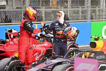 Sergio Pérez y Carlos Sainz se saludan tras la clasificación del GP de Arabia Saudí.