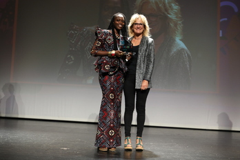 La senegalesa Fatou Kine Diop Ndao, autora del documental ‘Kiné’, recibiendo su premio de las manos de Bakarne Egia, teniente de alcalde de Mungia. 