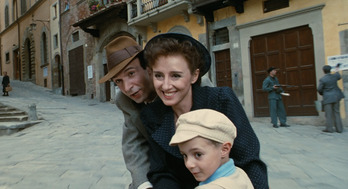 Roberto Benigni, Nicoletta Braschi y Giorgio Cantarini, en una escena del film.