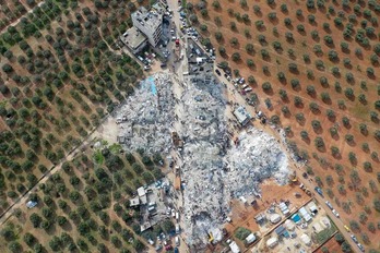 Vista aérea que muestra los escombros de los edificios derrumbados en la aldea de Besnia cerca del pueblo de Harim.