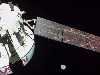 Una cámara montada en uno de los paneles solares de Orión tomó esta imagen de la Luna.