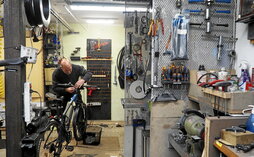 Rufino Hernaiz Goicoechea répare des vélos depuis plus de 20 ans dans son atelier Goi-Contini dans le quartier de San Juan à Iruñea.