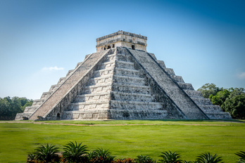 Pirámide del templo maya de Kukulkán - Chichén Itzá, en Yucatán.