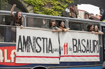 El autobús con las pancartas a favor de la amnistía y las Once de Basauri.