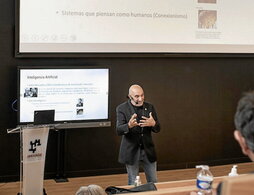 L’expert Humberto Bustince Sola, lors d‘une conférence à l’Estia.