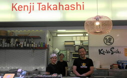 Les employés de Kenji Takahashi tiennent le Kenko Sushi au marché San Martin de Donostia.