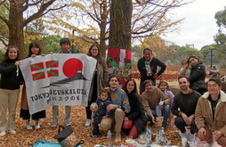 Les membres de la Maison basque de Tokyo réunis pour la journée de la langue basque dans un parc de la ville. TEE