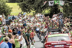 Lors du dernier passage du Tour de France au Pays Basque Nord, la ferveur des supporters basques s’est ressentie sur les bords des routes entre Saint-Pée et Espelette. (Archive)