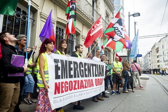 Los sindicatos han exigido que se negocien las condiciones de los trabajadores de Emergencias ante el Parlamento de Gasteiz.