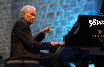 El venerable pianista Abdullah Ibrahim durante el Jazzaldia.