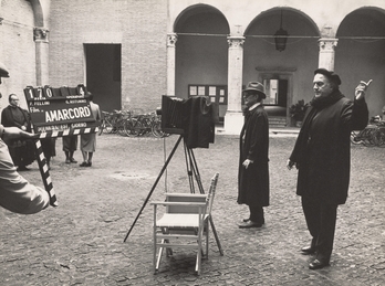Federico Fellini supervisando la escena de la foto colectiva del colegio en 'Amarcord'.