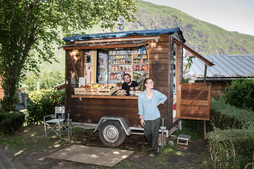 Une épicerie dans une roulotte dans un camping, tel est le concept du couple venu de Bretagne. 