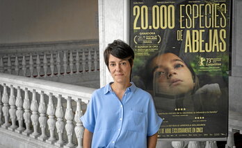 Estibaliz Urresola, junto al cartel que promociona la película «20.000 especies de abejas».