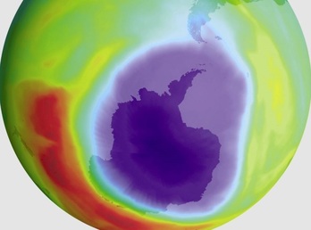 El agujero de la capa de ozono se centra sobre la Antártida.