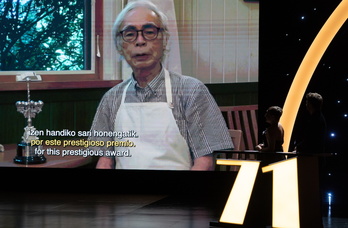 Hayao Miyazaki, junto al Premio Donostia, en su mensaje de agradecimiento.