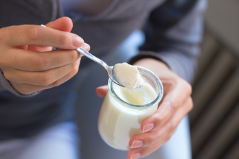 Científicos han estudiado el efecto desodorizante del yogur para eliminar el aliento a ajo. 