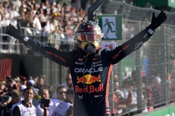 Max Verstappen, todavía vestido de faena, celebra su nueva victoria en México.