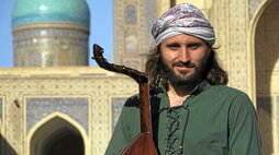 Ibantuta pose devant la mosquée de Bukhara en Ouzbékistan.