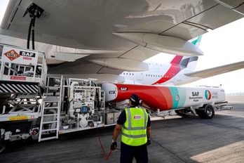 Un avión reposta combustible SAF en el aeropuerto de Dubai para un vuelo de demostración.