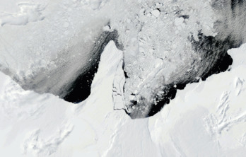 Imagen tomada por satélite del deshielo en la plataforma de hielo Filchner-Ronne, en la Antártida.