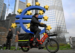 Un ciclista pasa por delante del logotipo del euro situado delante de la sede del Banco Central Europeo en Frankfurt.