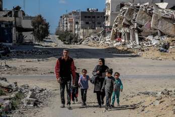  Una familia palestina camina entre los edificios destruidos de la ciudad de Gaza.