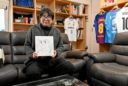 Yoichi Takahashi, en su casa, con un dibujo de Tsubasa (Oliver Atom).