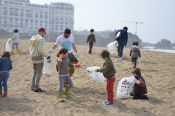Surfrider Europe lance sa campagne annuelle de ramassage des déchets sur les plages.