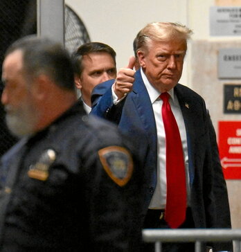 Donald Trump asiste a la primera sesión del juicio en Manhattan.