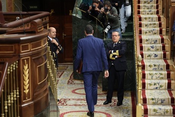 Pedro Sánchez abandona el hemiciclo tras la sesión de control del miércoles en el Congreso.